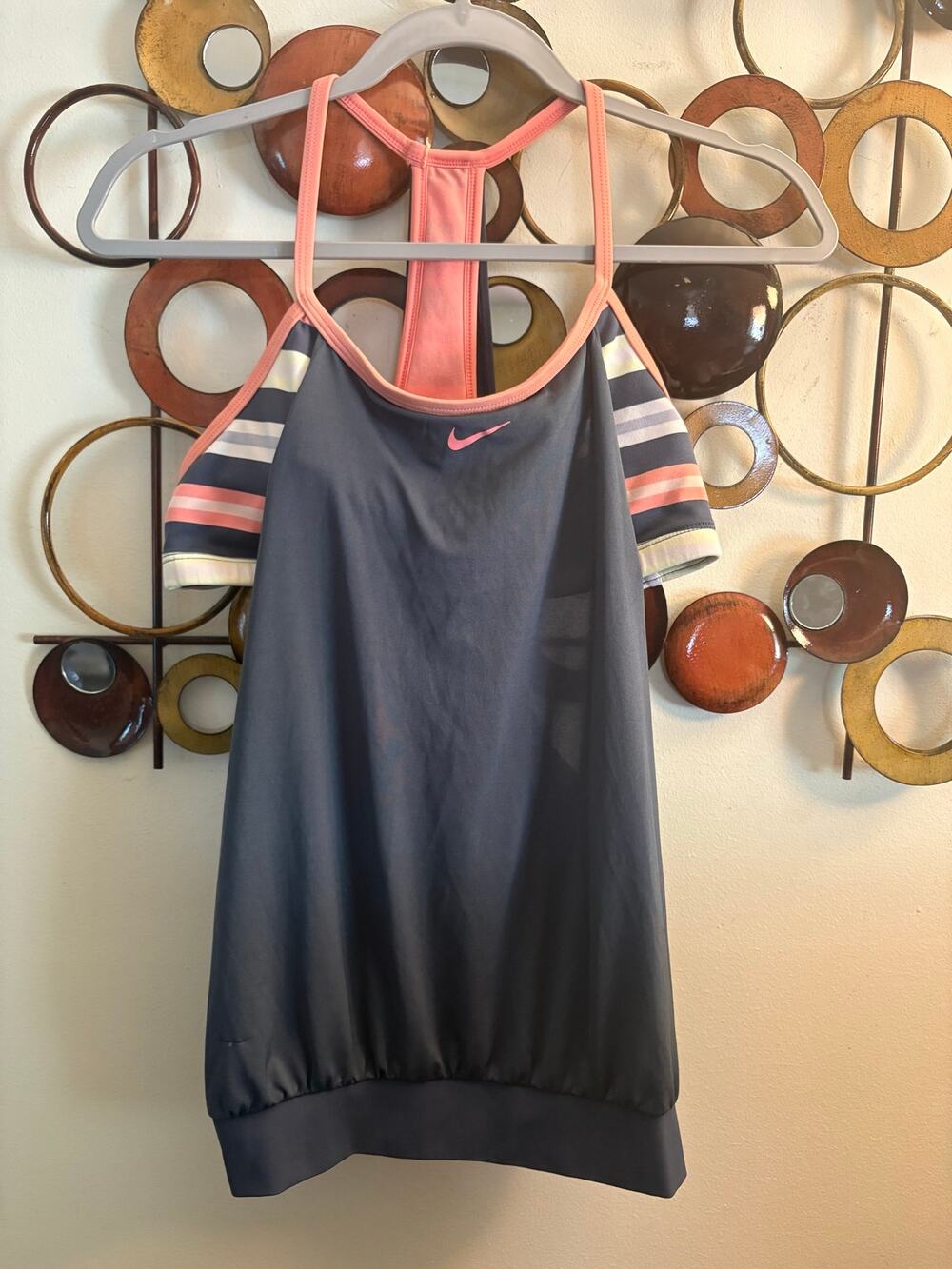 Women’s Nike large active top with sports bra that has removable pads